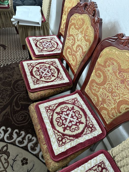 Стол со стулями