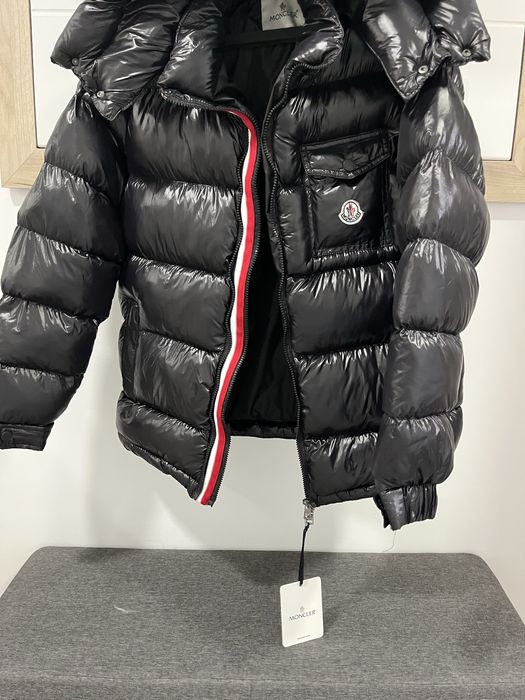 Яке на Moncler мат с червена лента