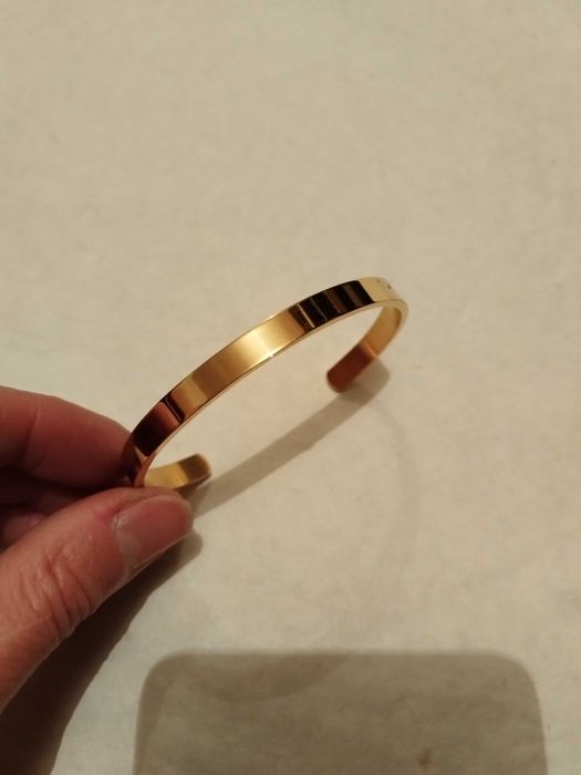 Гривна, отворена, златно покритие, 5 мм, гравирана "С обич"