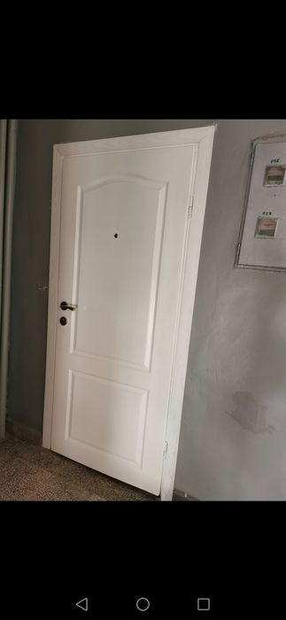 Входна врата бяла