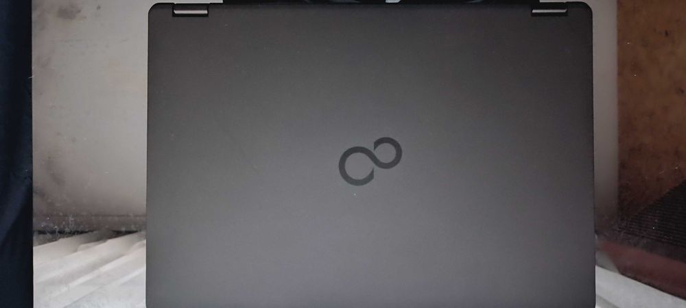 Продавам лаптоп Фуджицу U 748