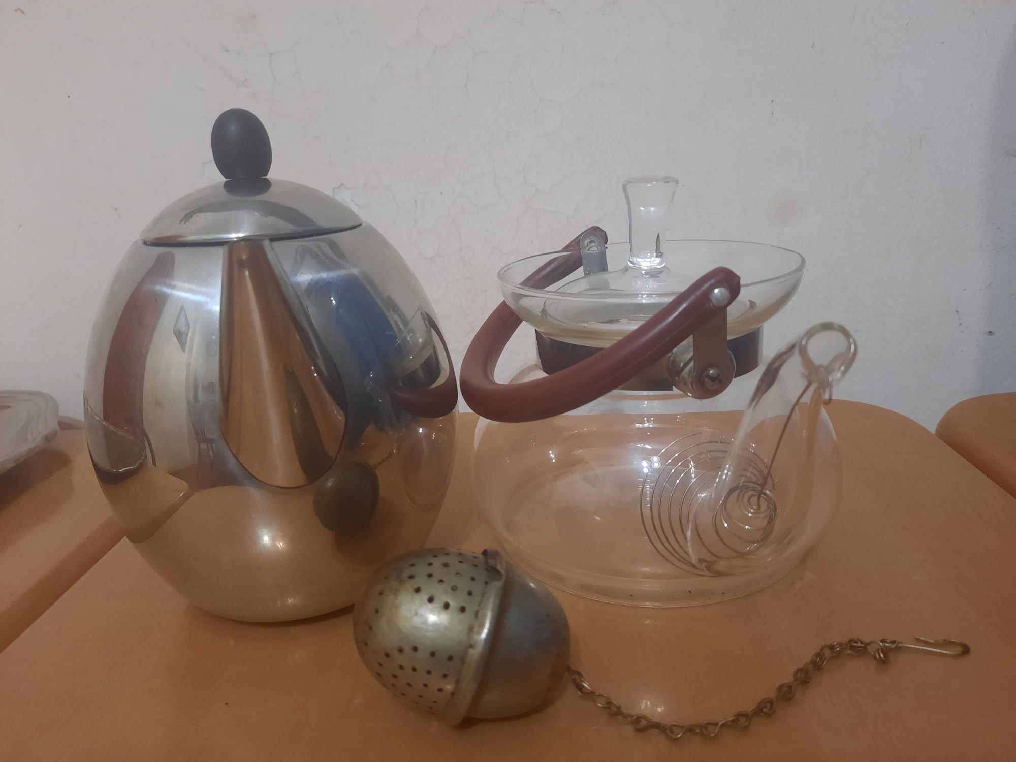 Чайники заварочные и яйцо