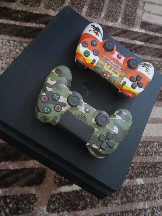 Vând ps 4 cu 2 controllere
