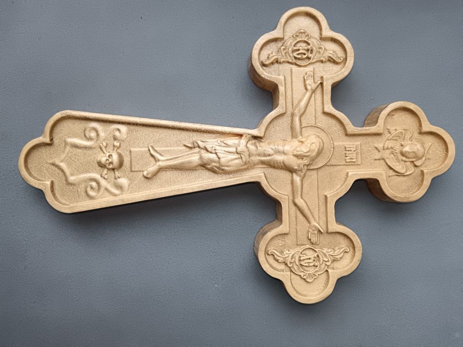 Cruce sculptată din lemn