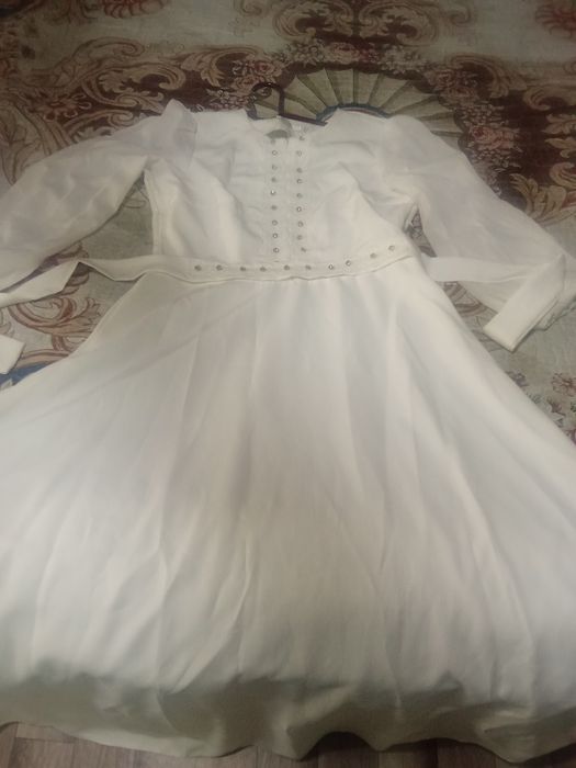 Продам длинные платья ,белая.Одела только один раз.