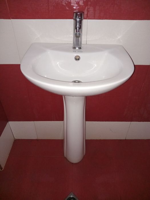 Мивка с крак  и смесител Intrer Ceramic