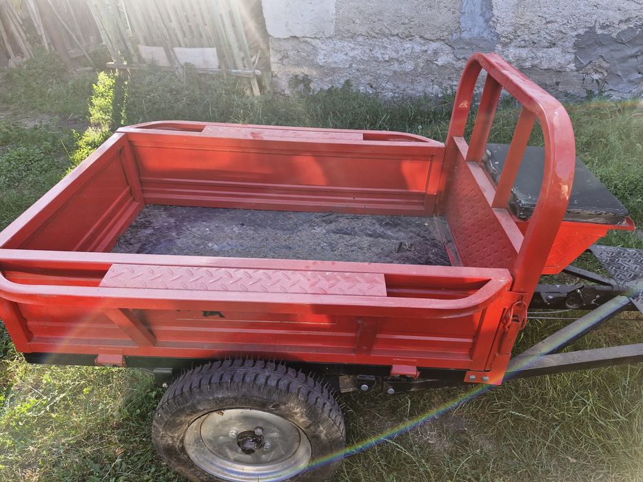 Vând motocultor cu remorca,freza, și coasă rotativă.