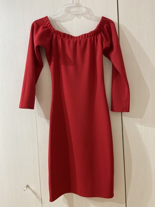 Rochie roșie pe corp