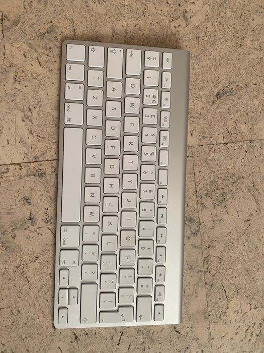 Оригинална Apple клавиатура с батерии