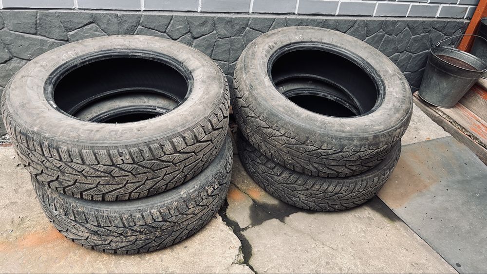 Продам резину 235/65 r17