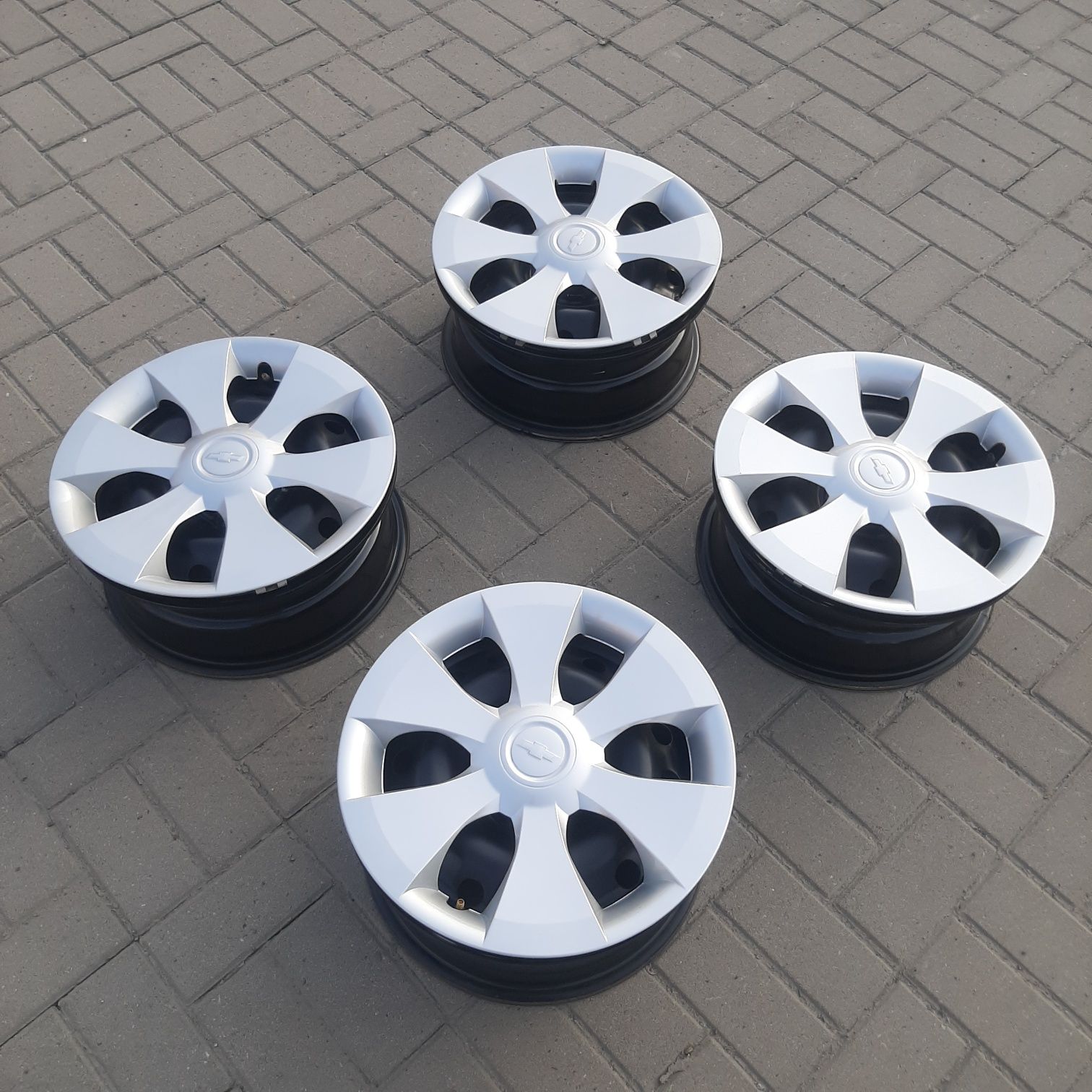 Продам диски и колпаки R15