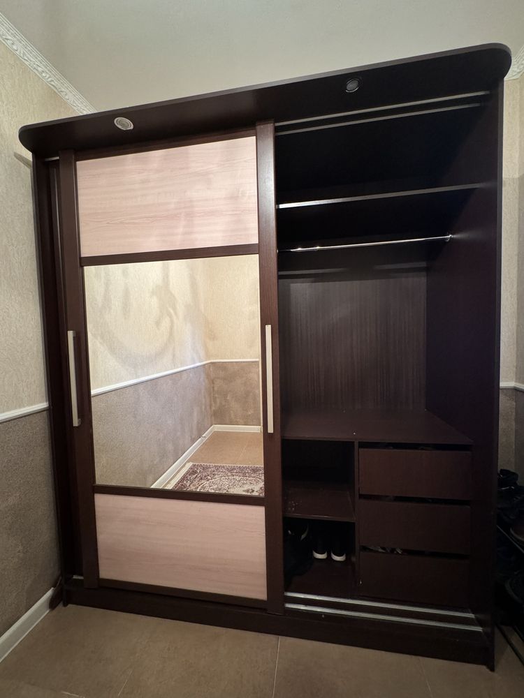 Продается шкаф для прихожей