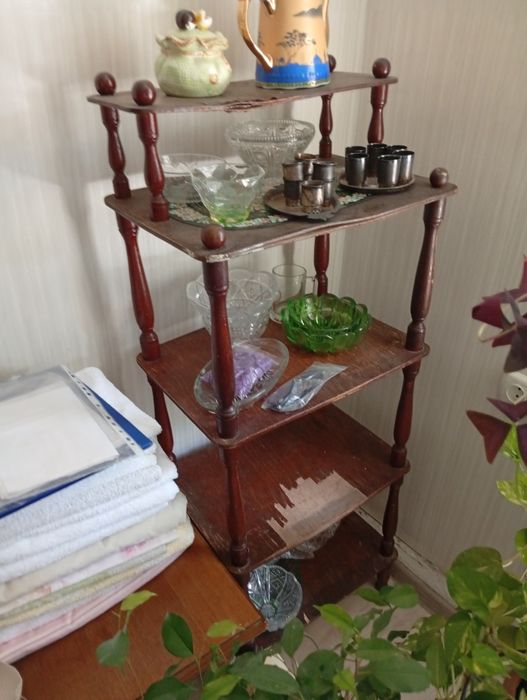 Этажерка старинная, нуждается в реставрации. Ножки крепкие