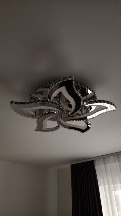 Lustră LED cu cristale telecomandă si control al intensității + Culori