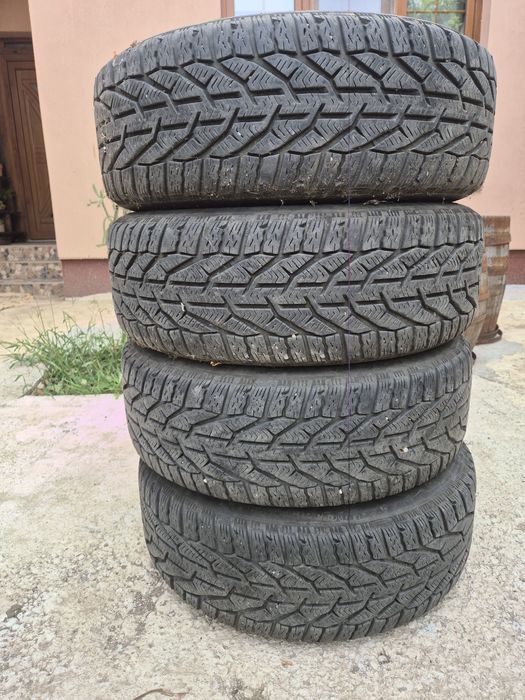 Vand set de 4 jante cu cauciucuri de iarna