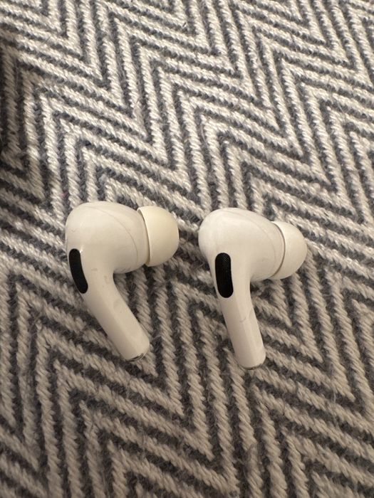 наушники, Airpods pro первое поколение по одному уху.