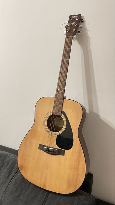Yamaha F310 – акустична китара, почти нова + подарък държач