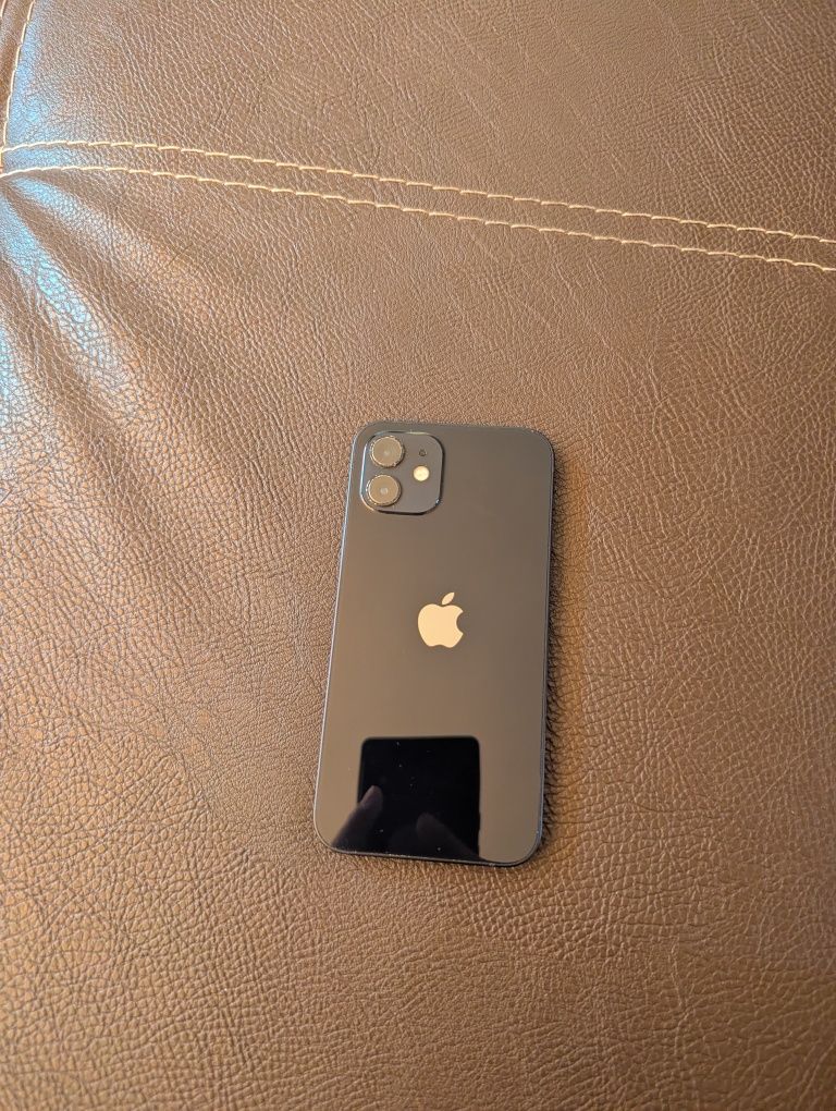 Продавам iPhone 12 128GB