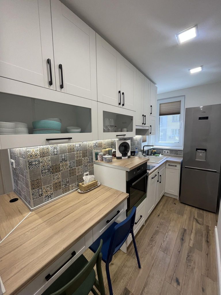 Дава се под наем Тристаен апартамент в София, Център - 45 кв.м за 1000 € - Снимка #2