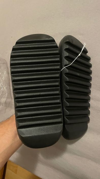 Slapi Adidas Yeezy, marimea 42, 26,5 cm, noi cu etichete crem si negri