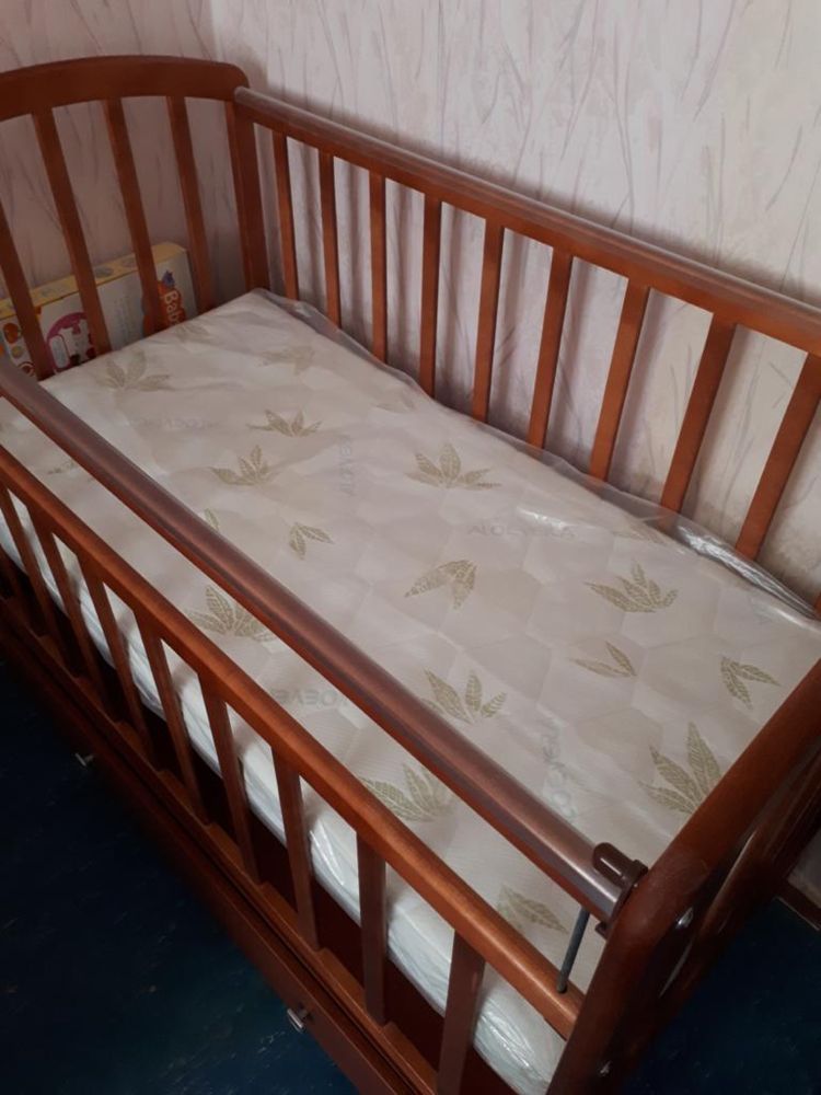 Кроватка детская качающаяся, деревянная с матрацем