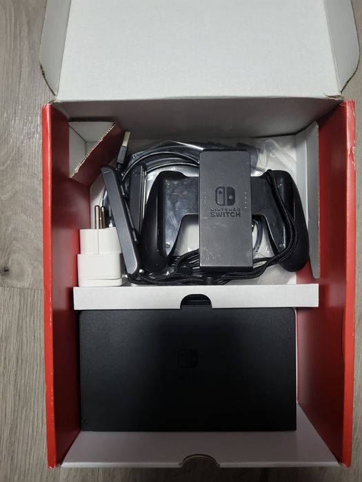 Nintendo Switch OLED cu 4 joyconuri si 3 jocuri, nou nout