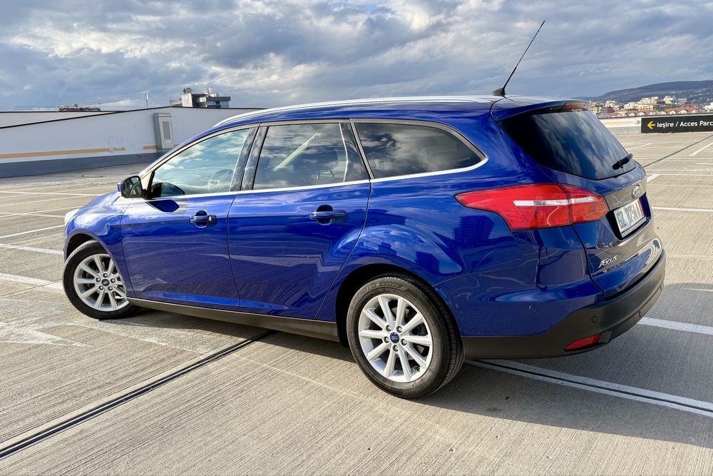 Ford Focus TITANIUM Bi-Xenon Lane-Assist Distronic Trafic-Sign Blis