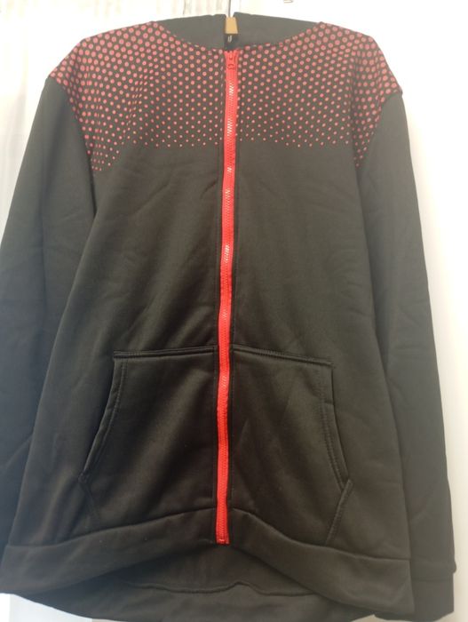 Trening negru cu puncte roși.