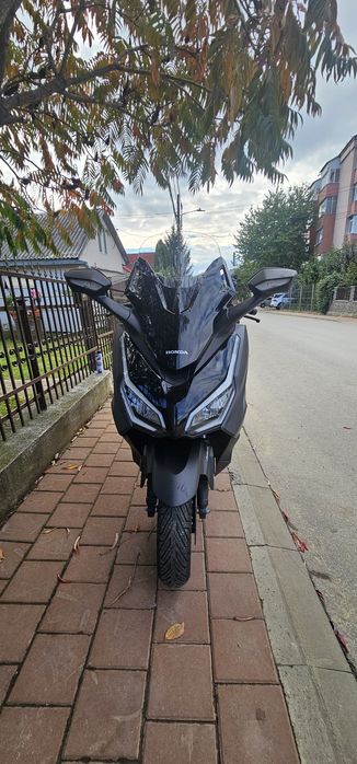 Vând Honda Forza 350