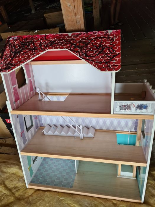 Vând casuta din lemn