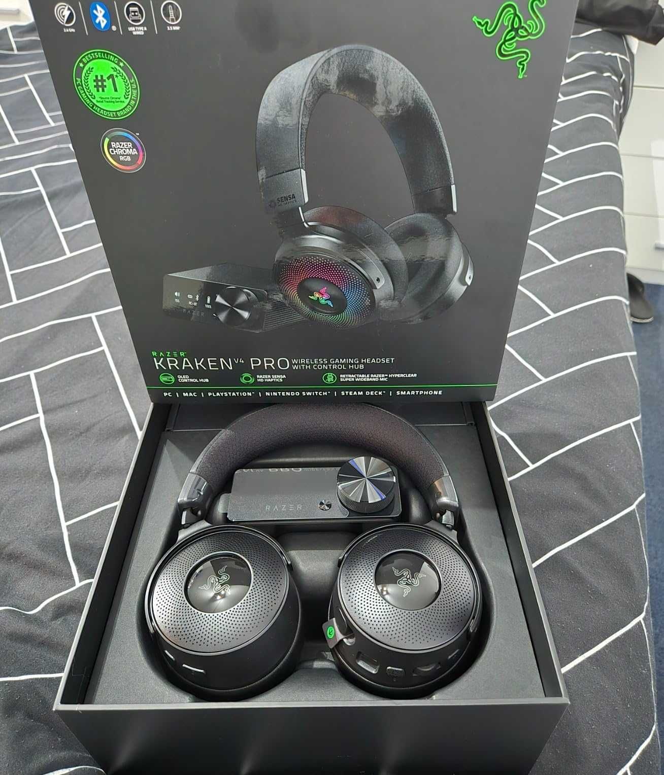 Razer Kraken V4 Pro - Безжични геймърски слушалки с OLED контролен хъб