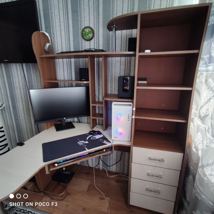 Продам стол Компьютерный Угловой.