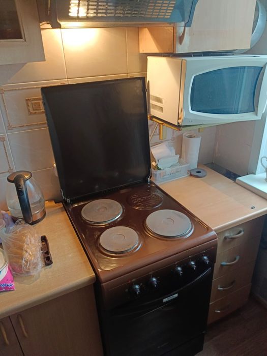 Продаю Эл.Плиту с духовкой.