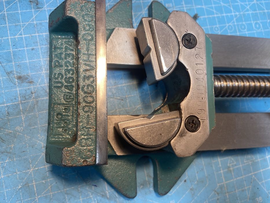 Menghina de precizie autocentrata pentru forme neregulate, circulare