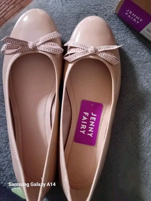 Vând pantofi lac bej,noi ,41,superbi