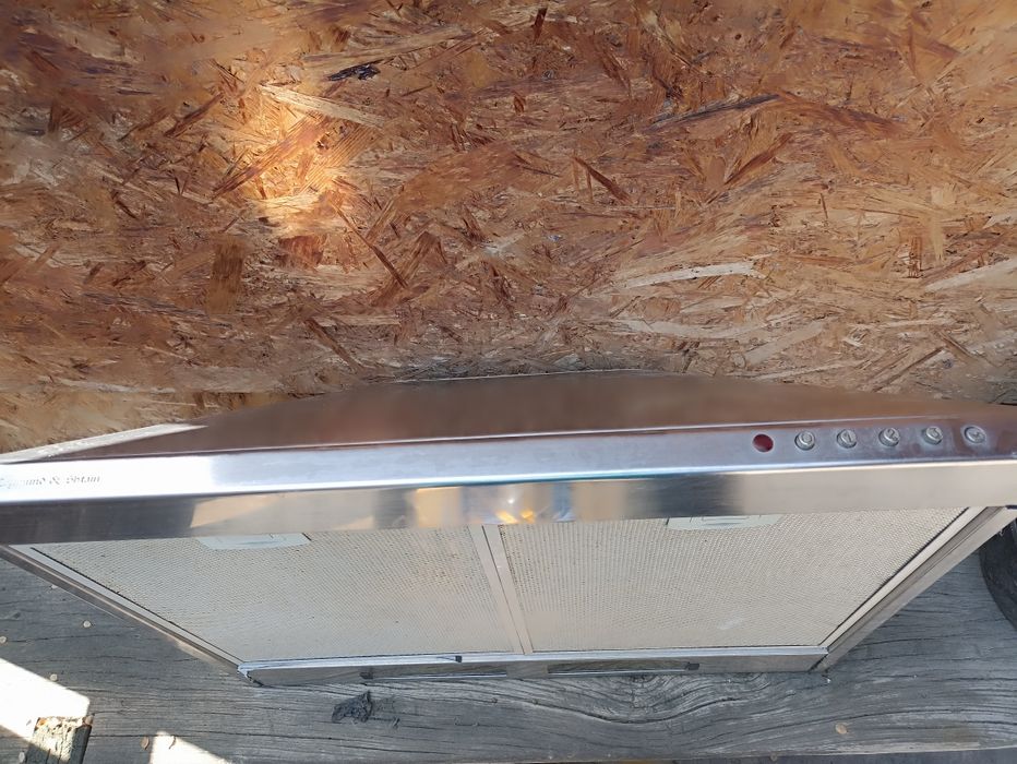 Вытяжка в хорошем состоянии б/у срочно!