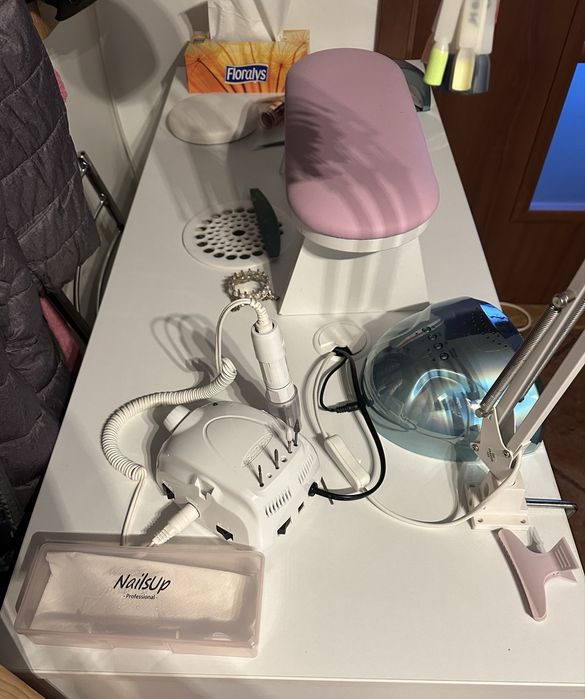 Birou manichiura cu aspirator incorporat facut pe comanda