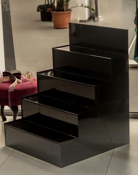 Suport expozitional din plastic negru