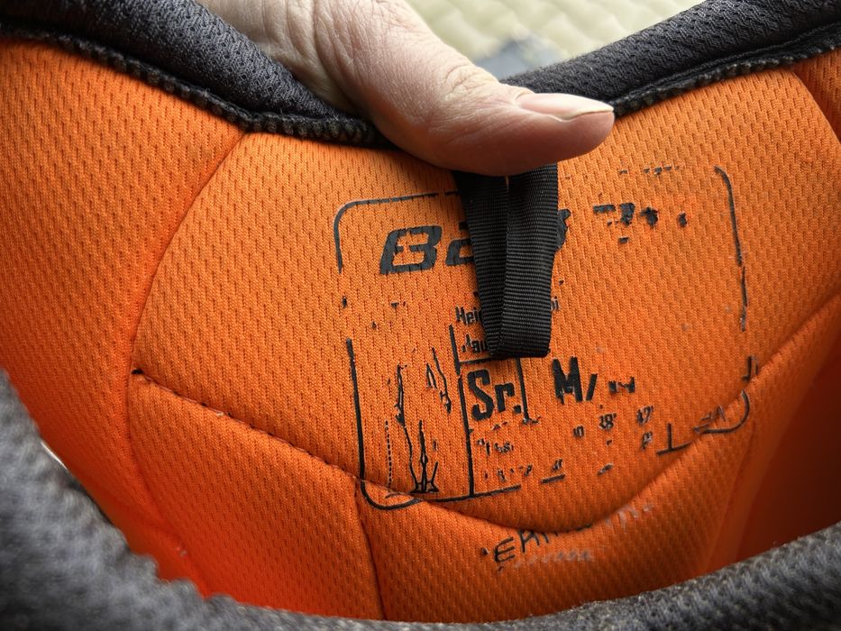 Продавам пълна хокейна екипировка – размер M, леко използвана