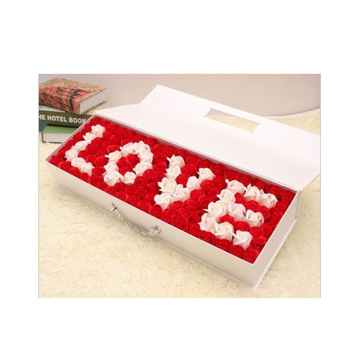 Ароматизирани рози в кутия с текст LOVE
