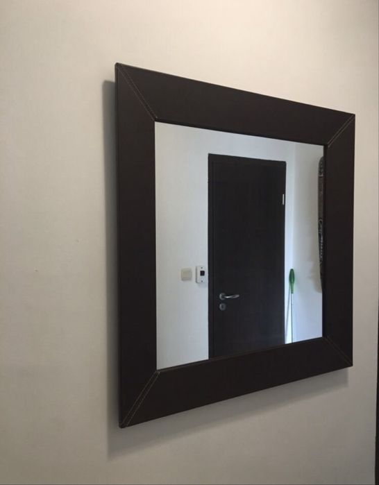 Огледало с кожена рамка