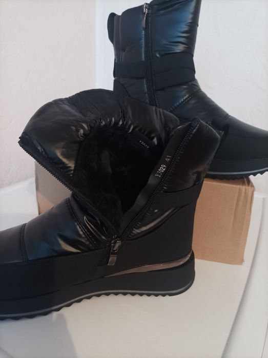 Черни дамски спортно-ежедневни зимни боти