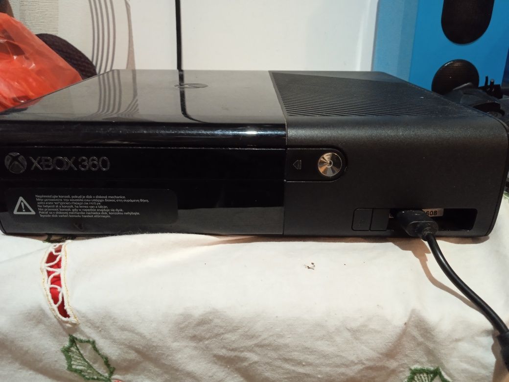 Vãnd xbox 360E..