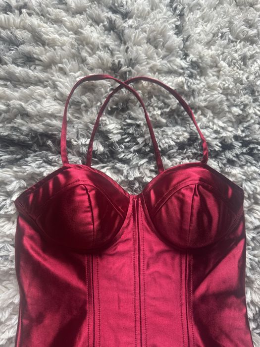 Рокля за празднични дни от еластичен плат ,подплатена на бюста