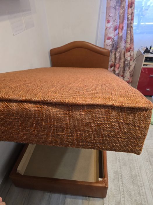 Vând pat de o persoană tapițat