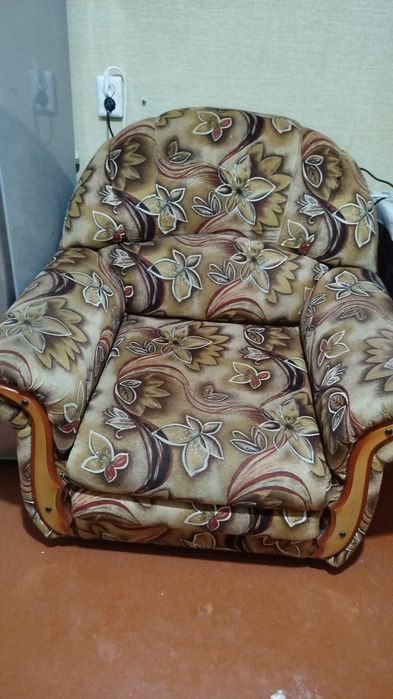 Продам диван и два кресла