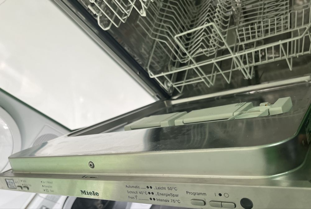 Съдомиялна Miele 60 см за пълно вграждане G1282Vi