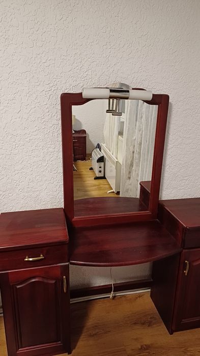 Дървена тоалетка за спалня с огледало