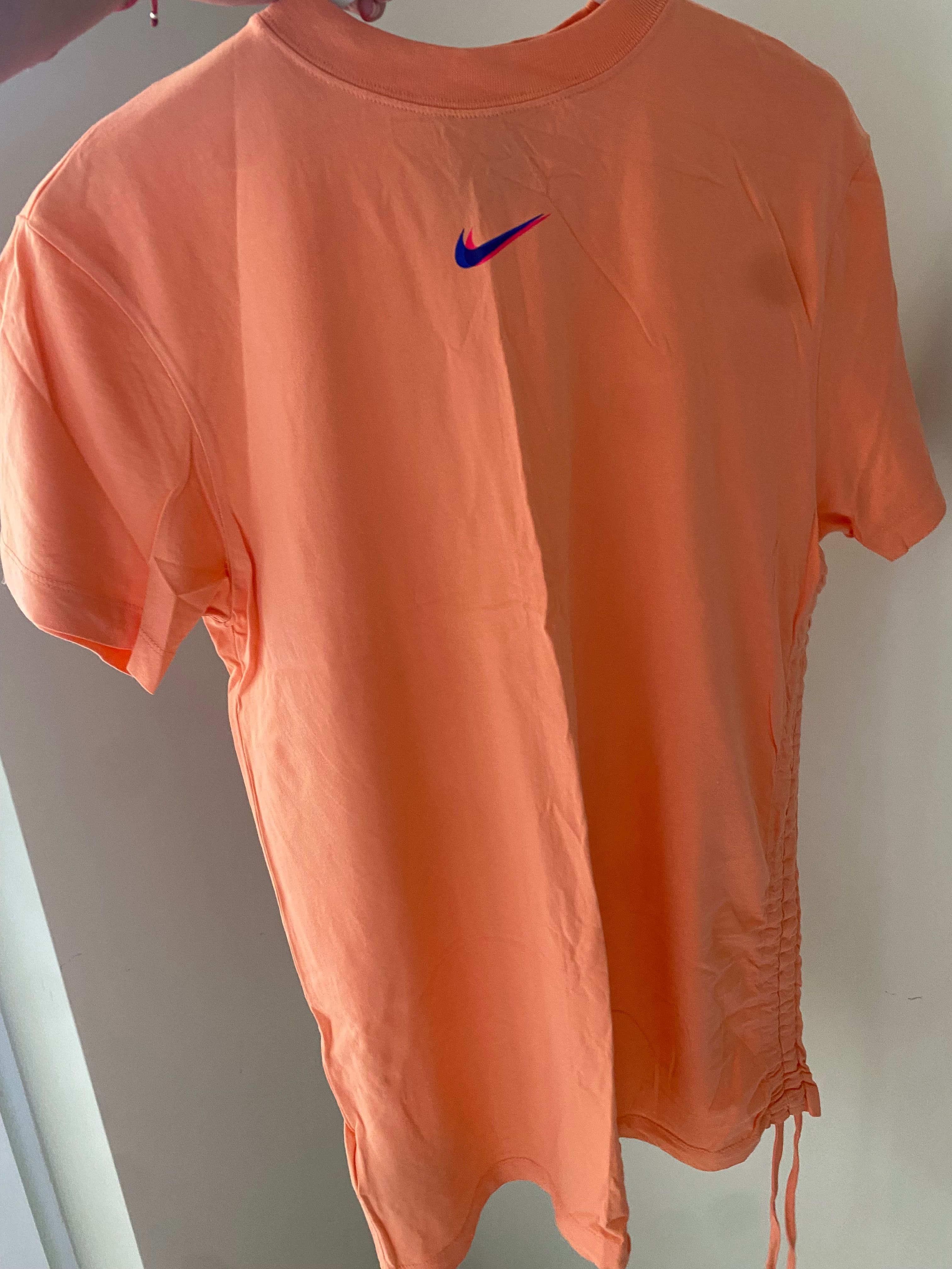 Къса рокля Nike с набор от едната страна