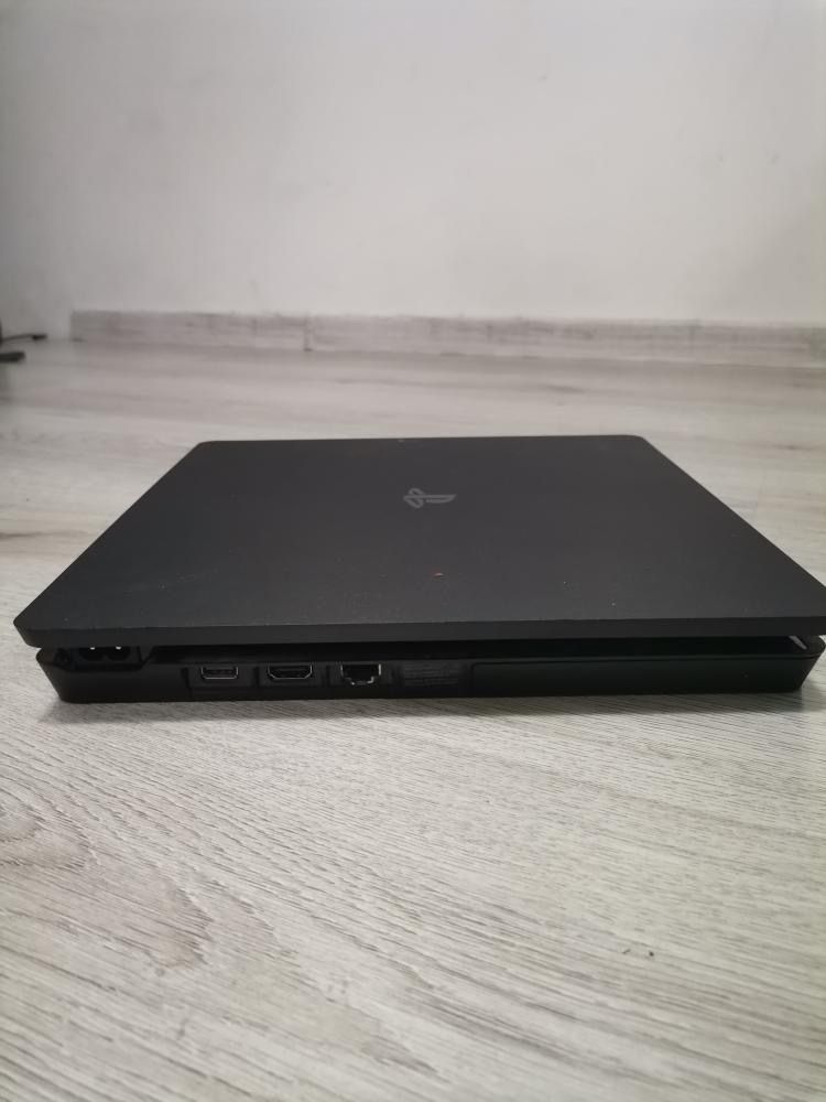 Playstation 4 slim 1Tb с 2 джойстика